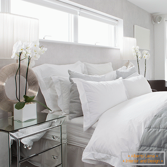Ослепителна бяла спалня с красива светлина