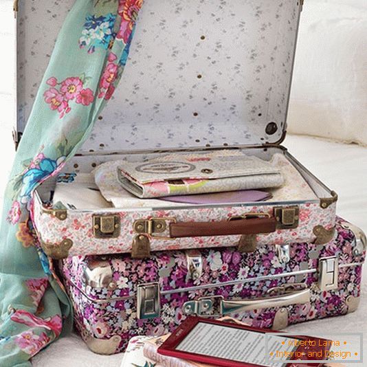 Красив стилизиран куфар