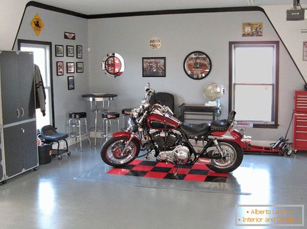 Мотоциклет в гаража