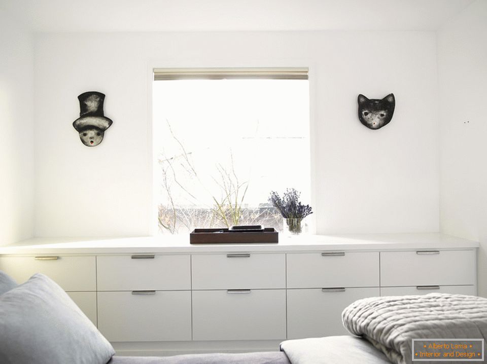 Интериор на уютна малка спалня в белом цвете