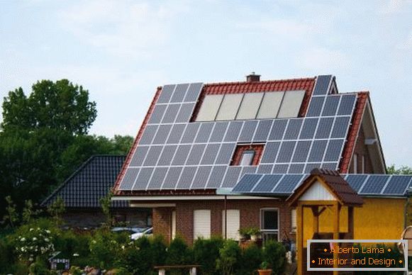 Къща със слънчеви панели за автономна електроенергия