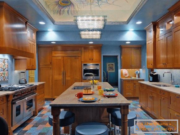 Стилна кухня в синьо и кафяв цвят