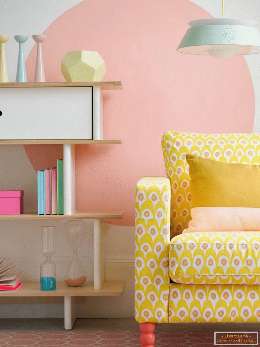 Ярко жълтият диван създава отличен контраст в пастелската стая