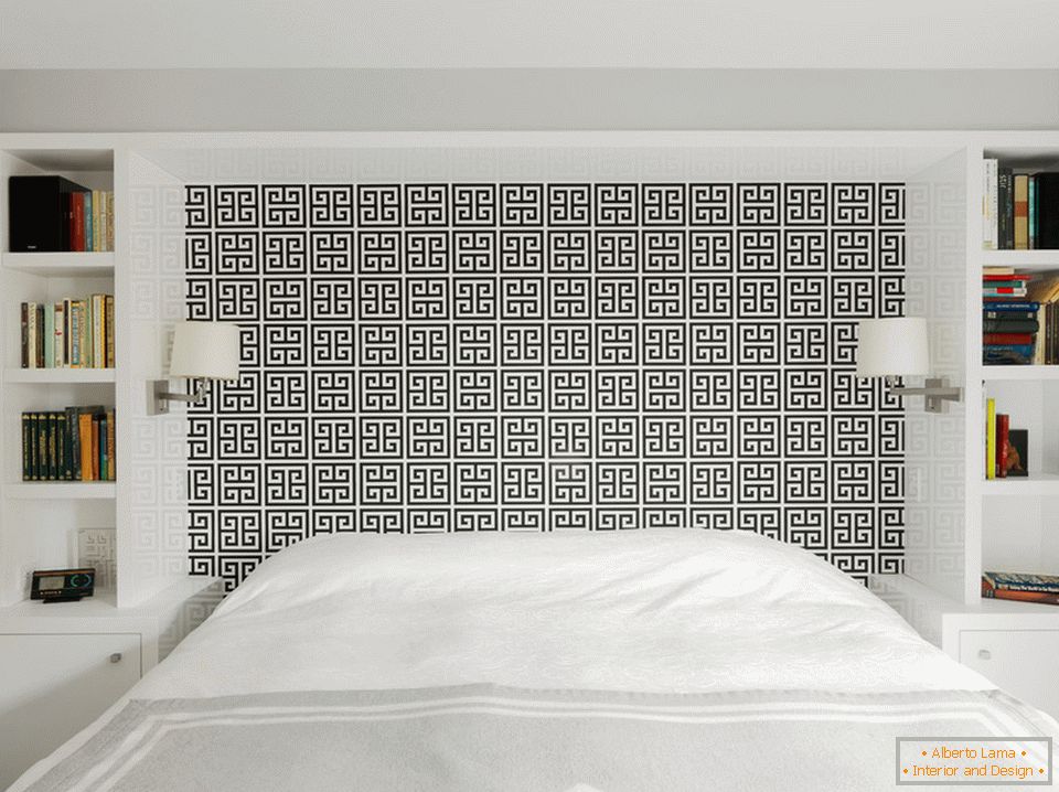 Спалня в бяло с черен шаблон в главата на леглото