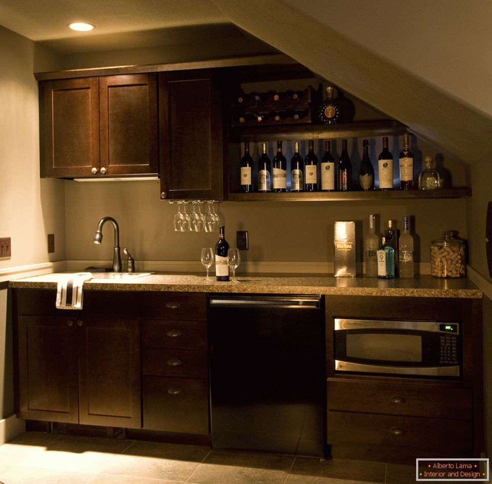 Стилен модерен интериор на мини-кухня в тъмен цвят
