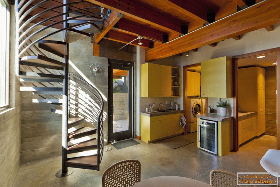 Стилен модерен кухненски интериор с спирално стълбище