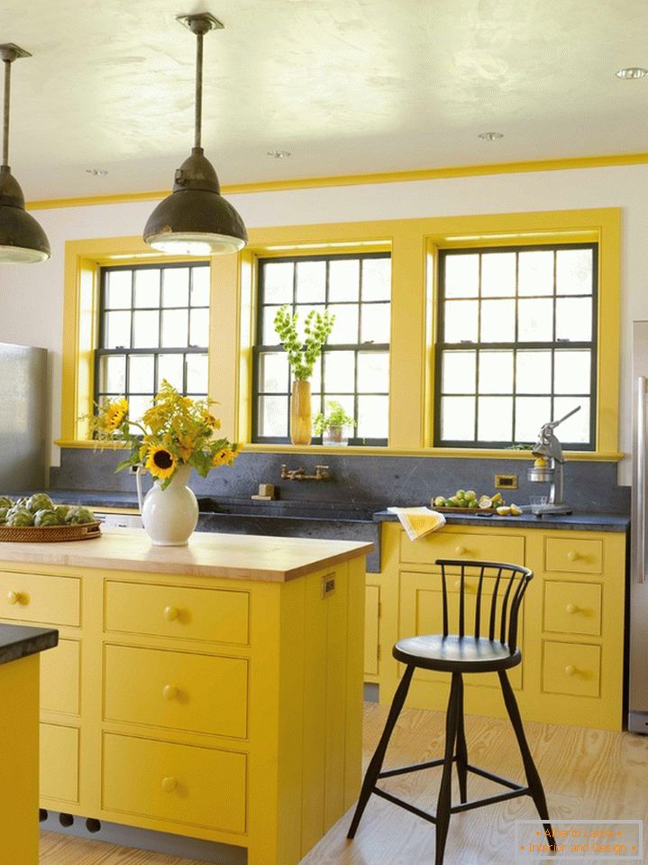 Жълтият цвят доминира в селския стил в кухнята