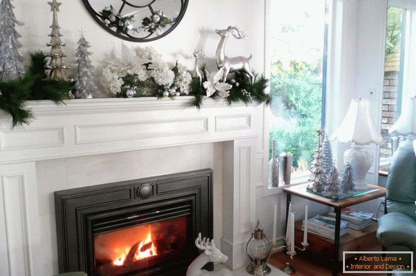Бяла-сребърна декорация на хола с камина за новата година