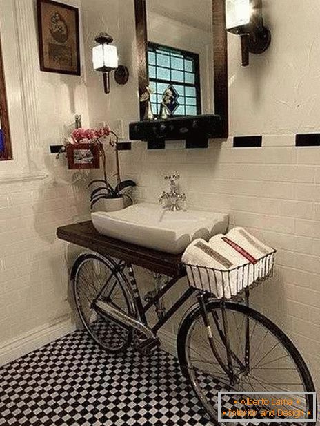 Велосипеди в интериора на банята