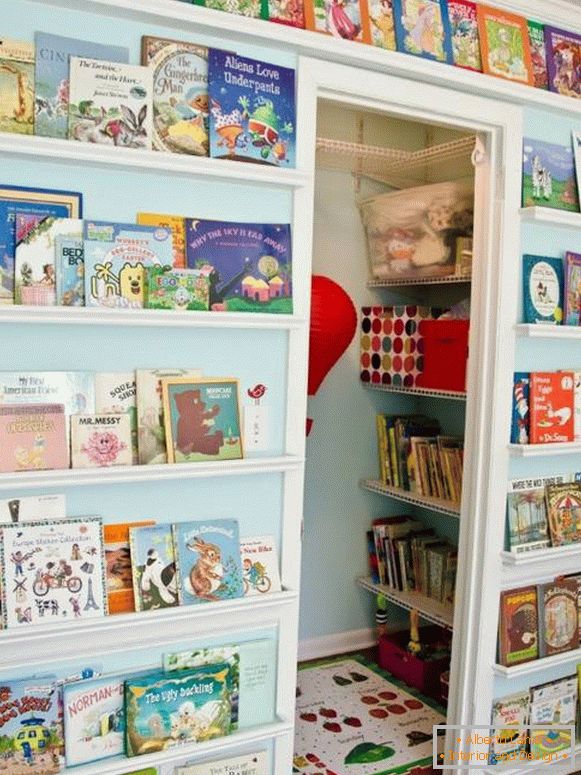 Книги по стените в детската градина
