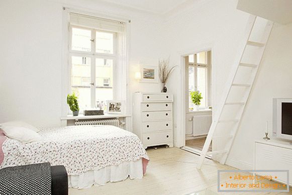 Бели мебели във вътрешността на апартамента