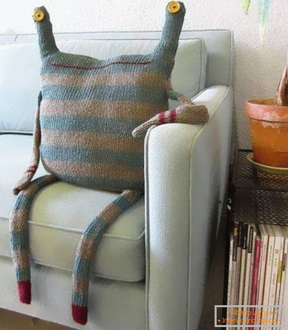 Идеи как да създадете плетени възглавници на дивана с игли за плетене