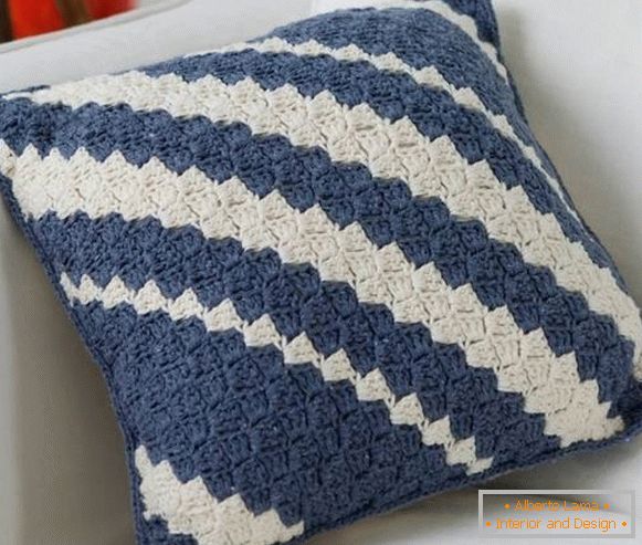 Стилен и модерен дизайн на възглавнички за диван - снимка crocheting плетене на една кука