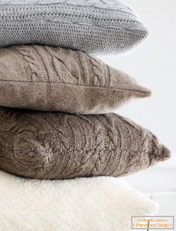 Декоративни възглавници с ръцете си от стари палта