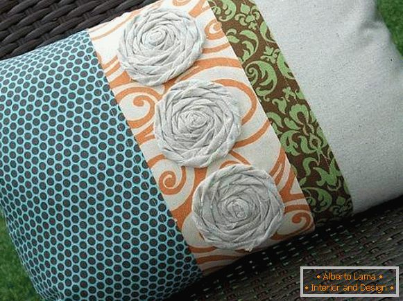 Как да шият възглавници на диван от остатъци от тъкани