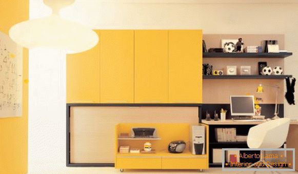 Офис в жълт цвят
