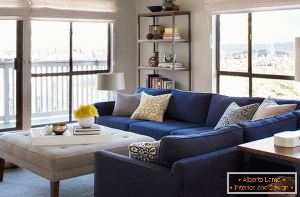 Ъглов диван в хола с панорамни прозорци