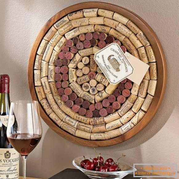 Как да украсите стена в интериор с тапи за вино