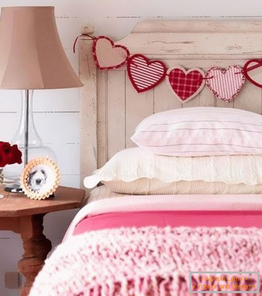 Декорация на леглото за Свети Валентин