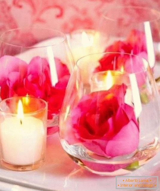 Цветя и свещи като декорация на маса за Свети Валентин