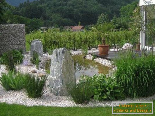 Красиви камъни в градината