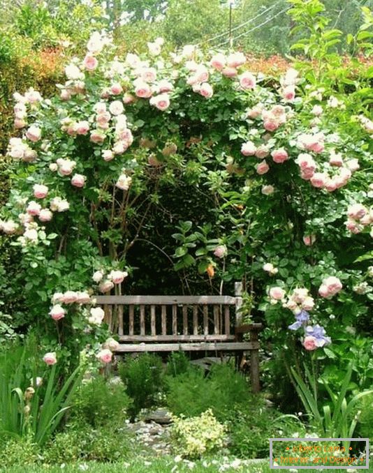 Уединено място за почивка в градината