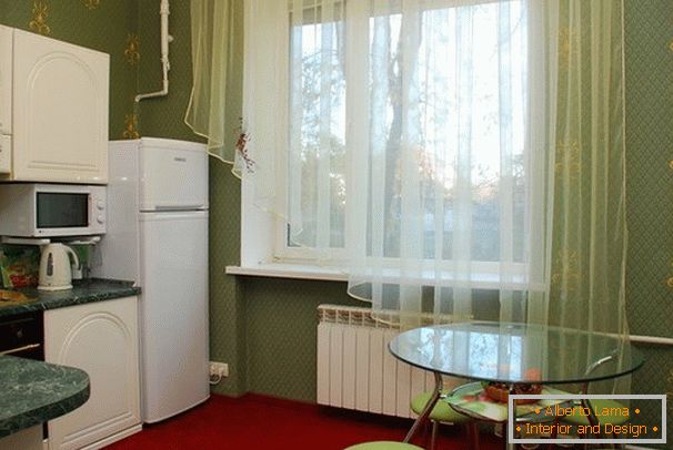 Хладилник в малката кухня