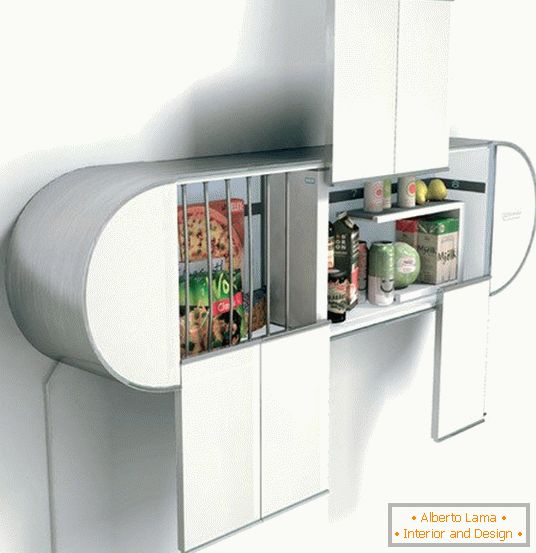 Малък хладилник на стената