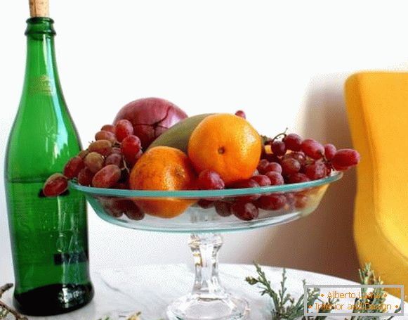 Плодове на стъклена стойка в кухненския дизайн