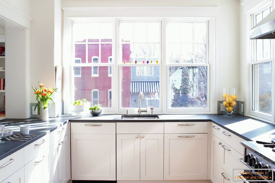 Панорамен прозорец в кухнята