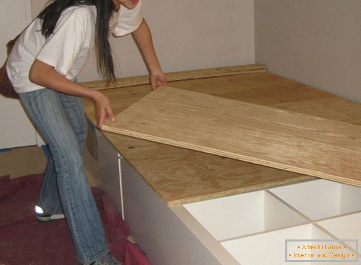 Процес на монтиране на легло на подиум