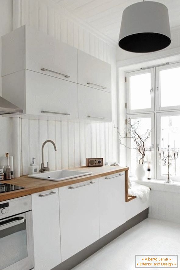 Кухненски интериор в бял цвят