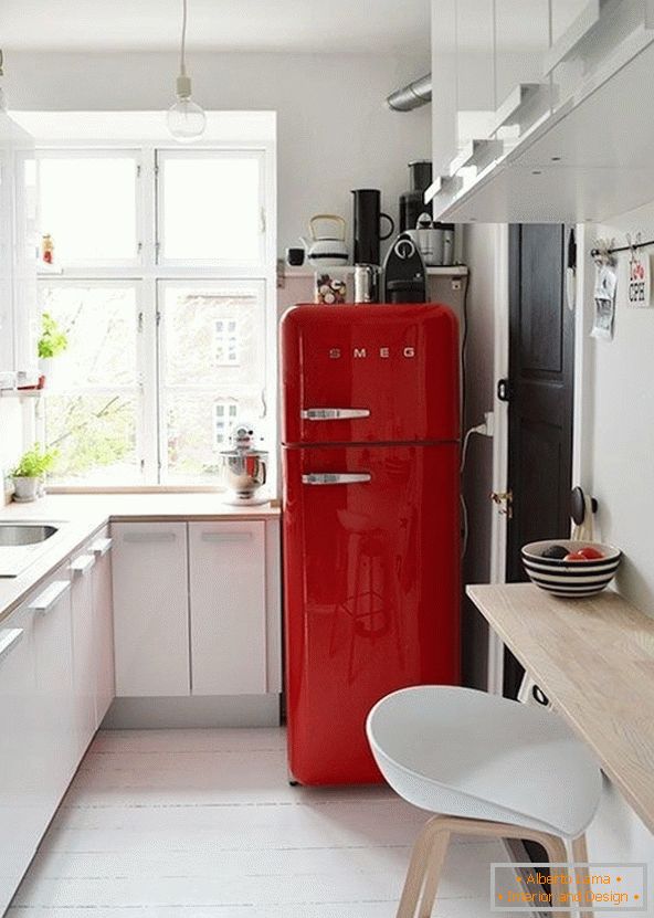 Ясен хладилник в бяла кухня