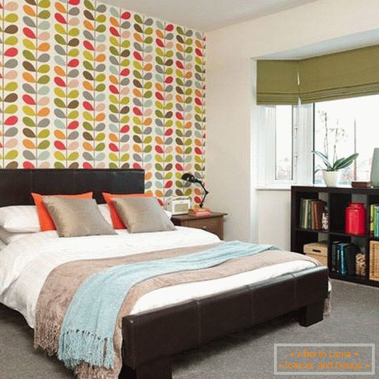 Дизайн в спалнята в модерен стил с ярки тапети