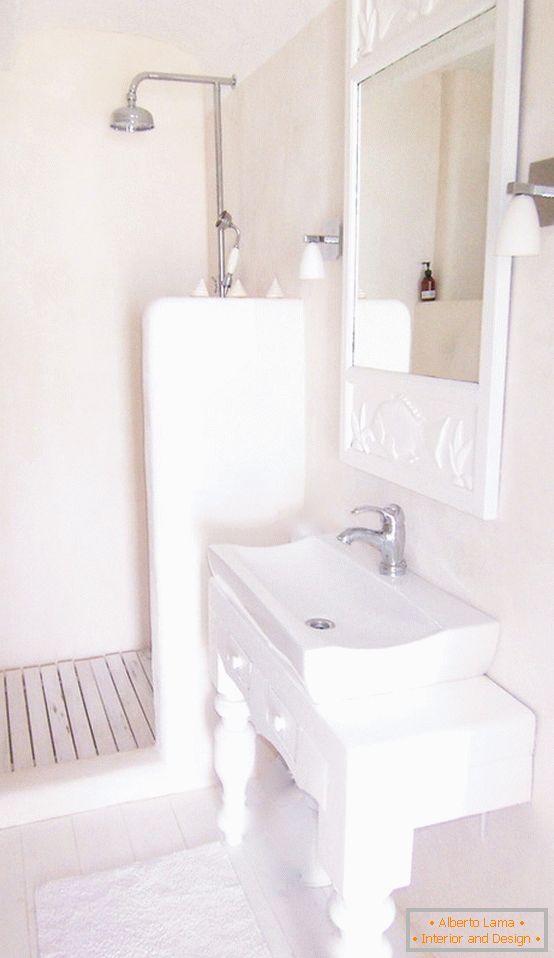 Комбинирана баня в бял цвят