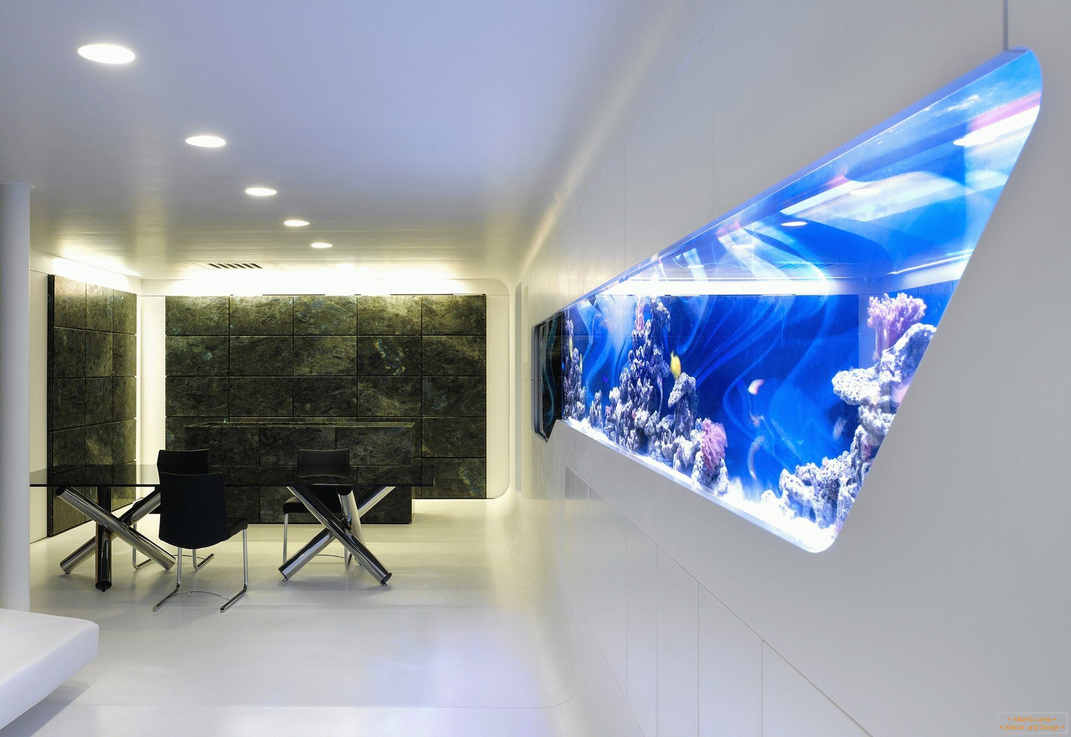Модерен интериор с аквариум в стената