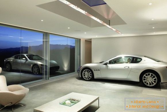 Вид гараж със стъклена стена