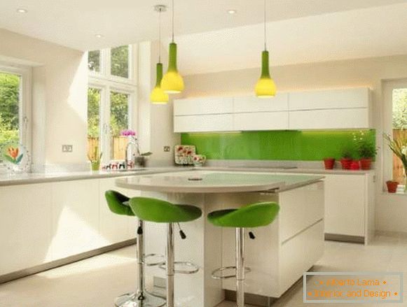 Бяла ъглова кухня със зелени елементи - снимка
