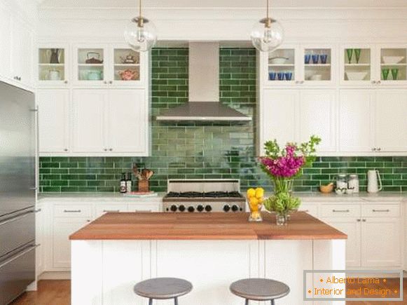 Зелена престилка за бяла кухня - снимка на правоъгълни плочки