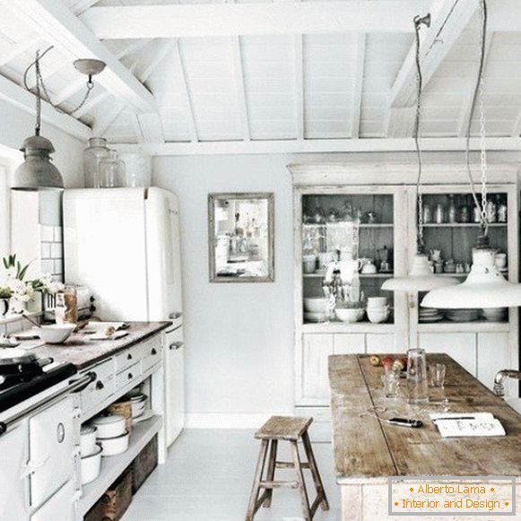 Бяла кухня в дървена къща