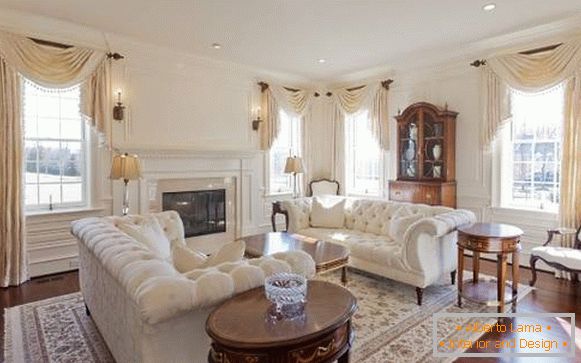 Бял диван - снимка в класически стил