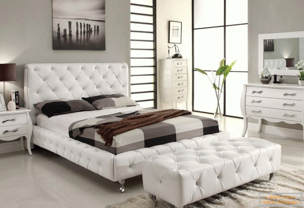 Интериор в спалнята с бели мебели