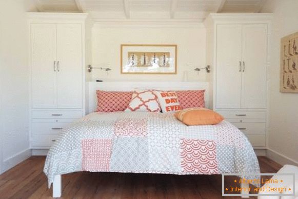 Мебели от бяла спалня с червен и бежов декор