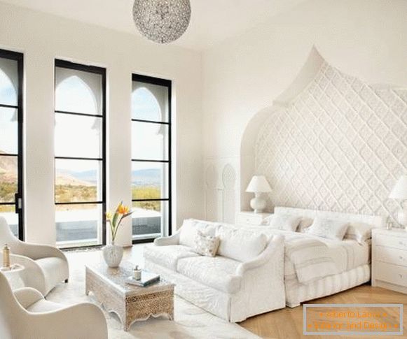 Интериор на бялата спалня в марокански стил