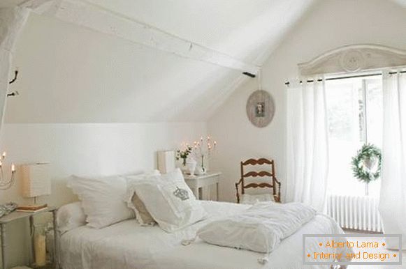 Бяла спалня в стила на изтънчен шик