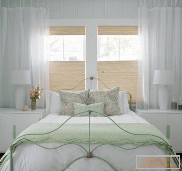 Селски дизайн на бяла спалня - снимка със зелени акценти