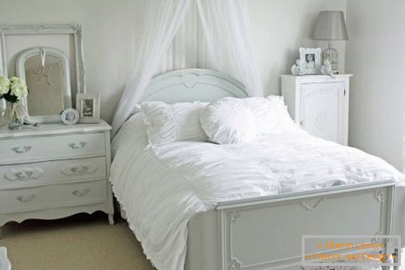 Романтична спалня с бяло легло и декор