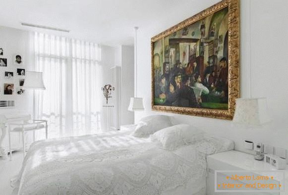 Ослепителна бяла спалня в смесен стил