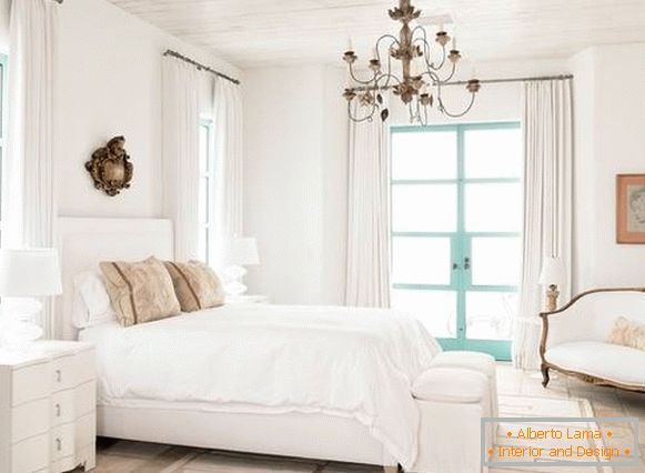 Стилна спалня в бели тонове
