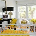 Бяла спалня с жълт декор